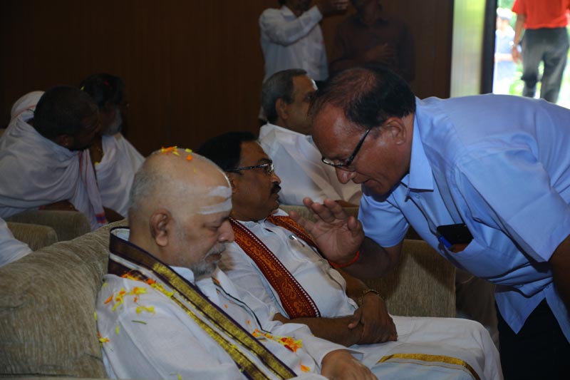Sri Mulugu Ramalingeshwara Varaprasad Siddhanti was honoured with Jyotishyasastra Vignana Visharadha at Tummalapalli Kalakshetram, Vijayawada (54)